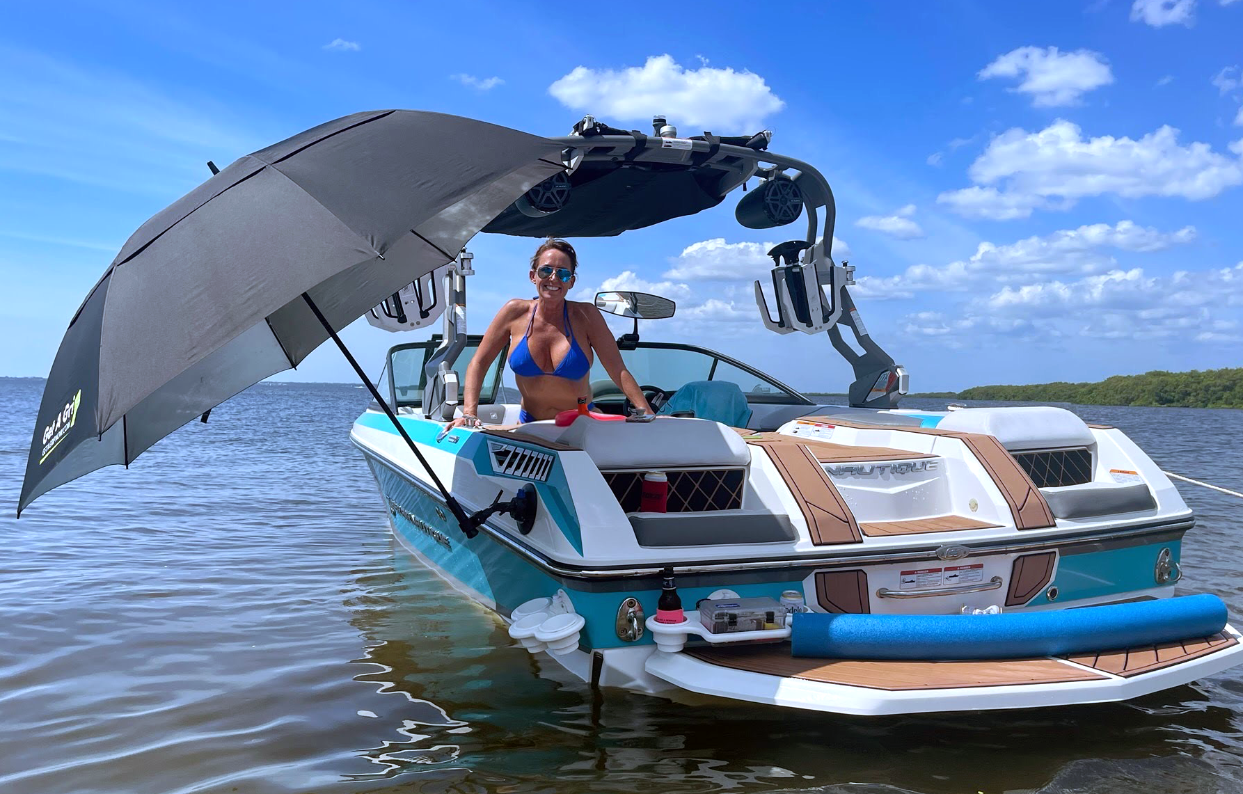 umbrellaattachedtoboat_d6270d8 umbrellaattachedtoboat_d6270d8